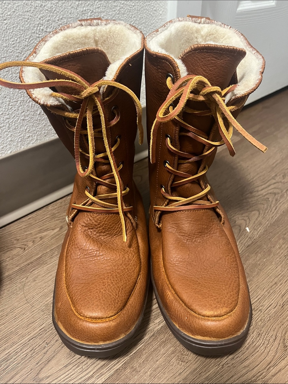 Manitobah mukluks men Brown Leather Lace-Up Winter Boots with Shearling Lining